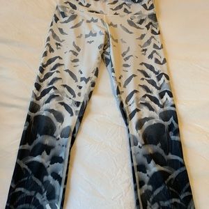 Lululemon Athletica Grey/White Cropped Leggings